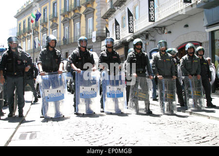 Naples, Italie. 12 mai, 2015. Des policiers montent la garde au cours de l'école étudiants 'boycotter' Invalsi.Il essais dans toutes les écoles de la Campanie contre le projet de loi 'Buona Scuola', avec des marches, des sit-ins et des réunions. © Salvatore Esposito/Pacific Press/Alamy Live News Banque D'Images