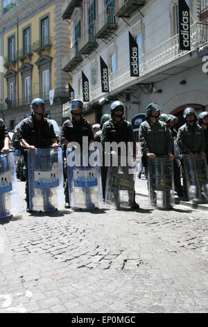 Naples, Italie. 12 mai, 2015. Des policiers montent la garde au cours de l'école étudiants 'boycotter' Invalsi.Il essais dans toutes les écoles de la Campanie contre le projet de loi 'Buona Scuola', avec des marches, des sit-ins et des réunions. © Salvatore Esposito/Pacific Press/Alamy Live News Banque D'Images