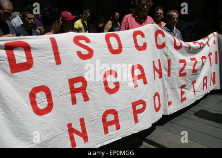 Naples, Italie. 12 mai, 2015. Les élèves de l'école porter le drapeau pendant qu'ils 'boycotter' Invalsi tests.Il dans toutes les écoles de la Campanie contre le projet de loi 'Buona Scuola', avec des marches, des sit-ins et des réunions. © Salvatore Esposito/Pacific Press/Alamy Live News Banque D'Images