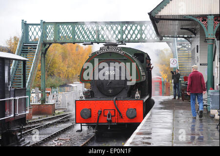 Un train à vapeur arrivant à Elsecar Heritage Railway Station, Barnsley, South Yorkshire, UK. Photo : Scott Bairstow/Alamy Banque D'Images