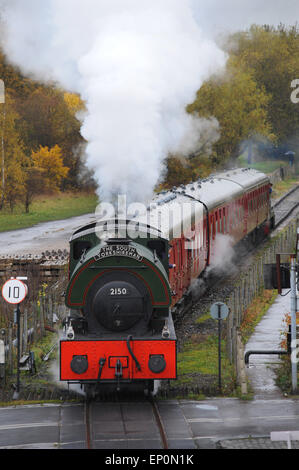 Un train à vapeur arrivant à Elsecar Heritage Railway Station, Barnsley, South Yorkshire, UK. Photo : Scott Bairstow/Alamy Banque D'Images