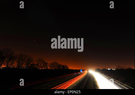 Le déplacement des véhicules sur l'autoroute M1 dans la nuit, Barnsley, South Yorkshire, UK. Photo : Scott Bairstow/Alamy Banque D'Images
