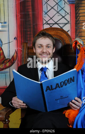 Ex Downton Abbey acteur Thomas Howes en vedette dans Aladdin à Dearne Playhouse Theatre, Barnsley, au Royaume-Uni. Photo : Scott Bairstow/Alamy Banque D'Images