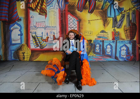 Ex Downton Abbey acteur Thomas Howes en vedette dans Aladdin à Dearne Playhouse Theatre, Barnsley, au Royaume-Uni. Photo : Scott Bairstow/Alamy Banque D'Images