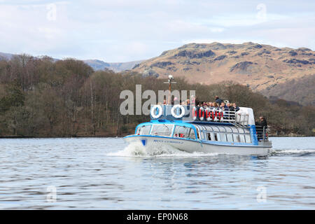 Ferry à Windermere Lake dans la région de Lake District, UK Banque D'Images
