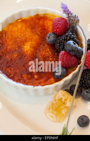 Crème brûlée à la lavande miel, Finch & Restaurant La Fourche, Canary Hotel, Santa Barbara, Californie Banque D'Images