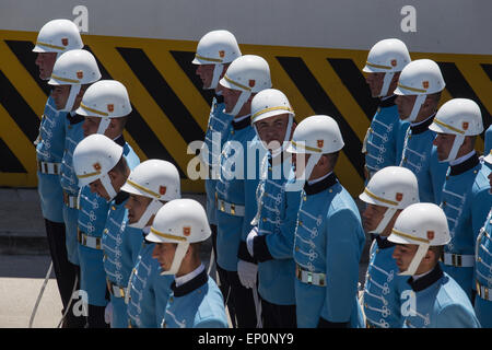 Ankara, Turquie. 12 mai, 2015. Un soldat de la Garde Présidentielle en détresse alors que son regard Régiment unité est en attente d'honneur l'ancien chef d'état-major général et leader du coup 1980 Kenan Evren à ses funérailles d'État à la mosquée Ahmet Hamdi Akseki. © Piero Castellano/Pacific Press/Alamy Live News Banque D'Images