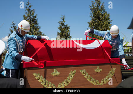 Ankara, Turquie. 12 mai, 2015. Deux soldats de la Garde présidentielle Regiment fixent le cercueil de l'ancien chef d'état-major général et leader du coup 1980 Kenan Evren à l'obusier's carriage à ses funérailles d'état. © Piero Castellano/Pacific Press/Alamy Live News Banque D'Images