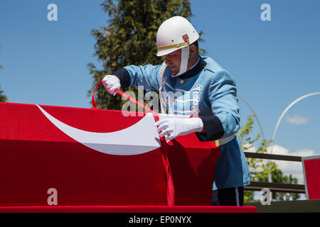 Ankara, Turquie. 12 mai, 2015. Un soldat de la Garde présidentielle Regiment fixe le cercueil de l'ancien chef d'état-major général et leader du coup 1980 Kenan Evren à l'obusier's carriage à ses funérailles d'état. © Piero Castellano/Pacific Press/Alamy Live News Banque D'Images