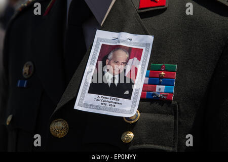 Ankara, Turquie. 12 mai, 2015. Un portrait de l'ancien chef d'état-major général et leader du coup 1980 Kenan Evren épinglée sur la poitrine de l'officier, selon la coutume turque au fonctionnaire ou les funérailles d'état. © Piero Castellano/Pacific Press/Alamy Live News Banque D'Images