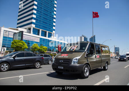 Ankara, Turquie. 12 mai, 2015. Le véhicule militaire transportant le cercueil de l'ancien chef d'état-major général et leader du coup 1980 Kenan Evren traverse les rues de la capitale turque, sans un cortège, aller à la mosquée de protocole pour un service religieux. © Piero Castellano/Pacific Press/Alamy Live News Banque D'Images