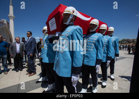 Ankara, Turquie. 12 mai, 2015. Des soldats de la Garde présidentielle Regiment portent le cercueil de l'ancien chef d'état-major général et leader du coup 1980 Kenan Evren au Ahmet Hamdi Akseki mosquée. © Piero Castellano/Pacific Press/Alamy Live News Banque D'Images