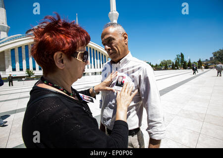 Ankara, Turquie. 12 mai, 2015. Les axes d'une femme le portrait officiel de l'ancien chef d'état-major général et leader du coup 1980 Kenan Evren sur la poitrine d'un homme, à la mosquée Ahmet Hamdi Akseki. © Piero Castellano/Pacific Press/Alamy Live News Banque D'Images