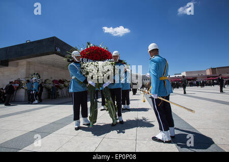 Ankara, Turquie. 12 mai, 2015. Des soldats de la Garde présidentielle Regiment portent la couronne de forces armées turques aux funérailles d'état de l'ancien chef d'état-major général et leader du coup 1980 Kenan Evren au Ahmet Hamdi Akseki mosquée. © Piero Castellano/Pacific Press/Alamy Live News Banque D'Images