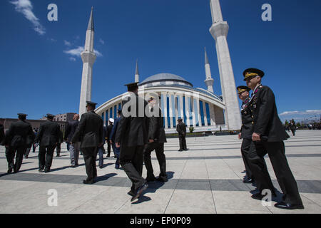 Ankara, Turquie. 12 mai, 2015. Des officiers des forces armées turques arrivent à l'Ahmet Hamdi Akseki mosquée pour les funérailles nationales de l'ancien chef d'état-major général et leader du coup 1980 Kenan Evren. © Piero Castellano/Pacific Press/Alamy Live News Banque D'Images