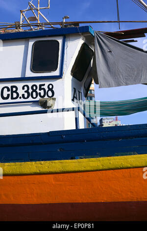 IQUIQUE, CHILI - 23 janvier 2015 : Détail d'un bateau de pêche en bois peintes de couleurs vives le 23 janvier 2015 à Iquique, Chili Banque D'Images