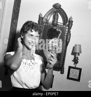 Deutsche Schlagersängerin Margot Eskens mit einem Handspiegel, Deutschland 1955. Schlager allemande Margot Eskens avec une chanteuse Banque D'Images