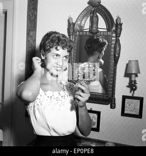 Deutsche Schlagersängerin Margot Eskens mit einem Handspiegel, Deutschland 1955. Schlager allemande Margot Eskens avec une chanteuse Banque D'Images