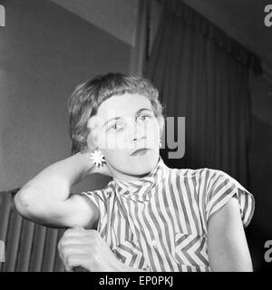 Porträt einer jungen Frau im Deutschland der 1950er Jahre. Portrait d'une jeune femme, l'Allemagne des années 1950. Banque D'Images