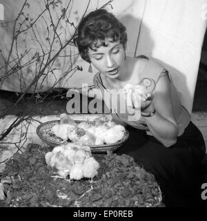 Margot Eskens Deutsche Schlagersängerin in einem à faire dans la région Oster-Special, Hambourg 1956. Schlager allemand singer Margot Eskens à un Moyen-Orient Banque D'Images