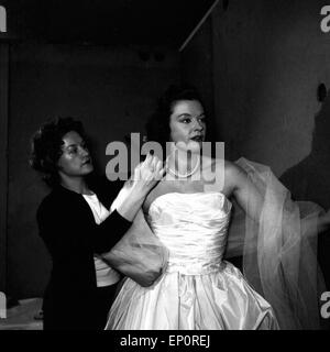 Deutsche Sängerin und Schauspielerin Margot Hielscher dans Abendgarderobe kurz vor dem Auftritt, Hambourg 1956. Un chanteur allemand Banque D'Images