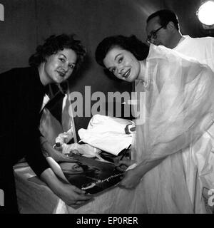 Hinter der Bühne unterschreibt Deutsche Schauspielerin und Sängerin Margot Hielscher für ihre Friseurin eine Autogrammkarte, Banque D'Images