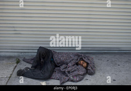 Los Angeles, Californie, USA. 12 mai, 2015. Un sans-abri est vu dans le centre-ville de Los Angeles. Le nombre de personnes sans-abri vivant dans une vaste portion du comté de Los Angeles a fait un bond de 16 pour cent au cours des deux dernières années, selon les chiffres publiés lundi 11 mai par l'Autorité des services de sans-abri de Los Angeles. Le nombre des sans-abri d'office a été effectuée en janvier et exclus, Glendale Pasadena et de Long Beach. Il a constaté que plus de 41 mille personnes sans domicile dans le comté, à partir d'environ 35 000 $ en 2013. © Ringo Chiu/ZUMA/Alamy Fil Live News Banque D'Images