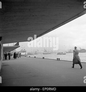 Landungsbrücken auf die St Pauli à Hambourg, Allemagne 1956. Le Landungsbruecken jetée à St Pauli, Hambourg, Allemagne 1956. Banque D'Images