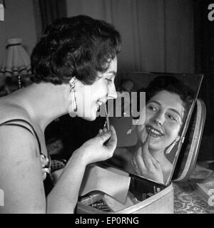 Deutsche Schlagersängerin Renee Franke schminkt sich, Hamurg 1956. Schlager allemand singer Renee Franke faisant la composent, Ha Banque D'Images