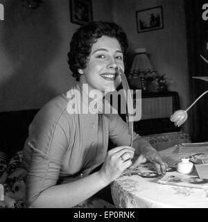 Deutsche Schlagersängerin Autogrammkarten Renee Franke signiert mit einem Gänsekiel, Hamurg 1956. Schlager allemand singer Ren Banque D'Images