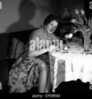 Deutsche Schlagersängerin Autogrammkarten Renee Franke signiert mit einem Gänsekiel, Hamurg 1956. Schlager allemand singer Ren Banque D'Images