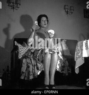 Deutsche Schlagersängerin Renee Franke mit einem Kartenspiel, Hamurg 1956. Schlager allemand singer Renee Franke avec une terrasse o Banque D'Images