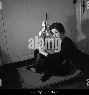 Deutsche Schlagersängerin Waffenreinigen haus Franke Renee, Hamurg 1956. Schlager allemand singer Renee Franke un nettoyage rifl Banque D'Images