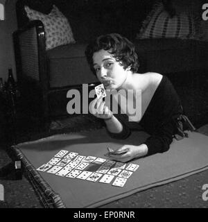 Deutsche Schlagersängerin Renee Franke mit einem Kartenspiel, Hamurg 1956. Schlager allemand singer Renee Franke avec une terrasse o Banque D'Images