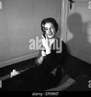 Deutsche Schlagersängerin Waffenreinigen haus Franke Renee, Hamurg 1956. Schlager allemand singer Renee Franke un nettoyage rifl Banque D'Images