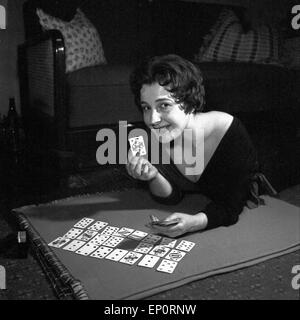 Deutsche Schlagersängerin Renee Franke mit einem Kartenspiel, Hamurg 1956. Schlager allemand singer Renee Franke avec une terrasse o Banque D'Images