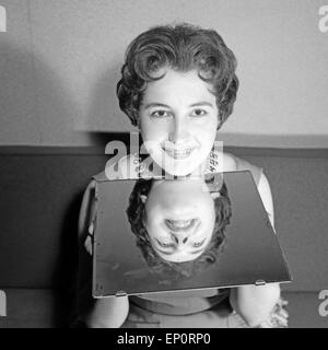 Deutsche Schlagersängerin Renee Franke mit einem Spiegel, Hamurg 1956. Schlager allemand singer Renee Franke avec miroir, Ha Banque D'Images