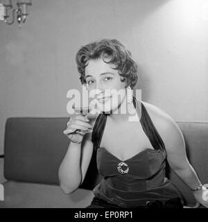Deutsche Schlagersängerin Renee Franke mit einem Glas Cognac Hamurg 1956. Schlager allemand singer Renee Franke avec verre de Banque D'Images