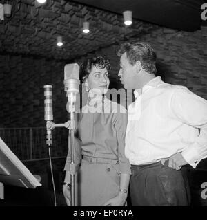 Margot Eskens Deutsche Schlagersängerin Schlagersänger mit dem flämischen Jean Walter, Hambourg 1956. Schlager allemand singer Banque D'Images