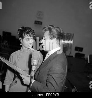 Margot Eskens Deutsche Schlagersängerin Schlagersänger mit dem flämischen Jean Walter, Hambourg 1956. Schlager allemand singer Banque D'Images