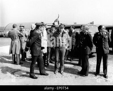 Deutscher Régisseur Jürgen Roland beim Dreh bei der Luftwaffe der Bundeswehr, Deutschland 1979. Directeur allemand Juergen Rolan Banque D'Images