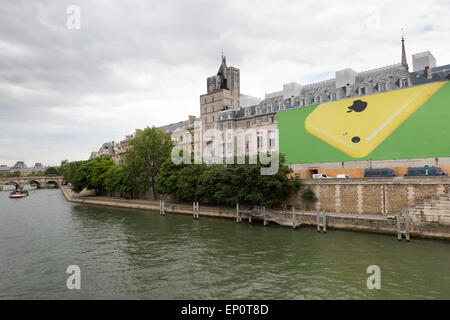 Un iPhone d'Apple et de la construction de panneaux écran couvrant la reconstruction sur le Palais de Justice de Paris, France. Banque D'Images