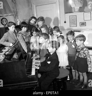 Kinder lernen bei ihrer Klavierlehrerin Klavier spielen, Hambourg 1956. Les enfants apprennent à jouer du piano avec leur enseignant. Banque D'Images