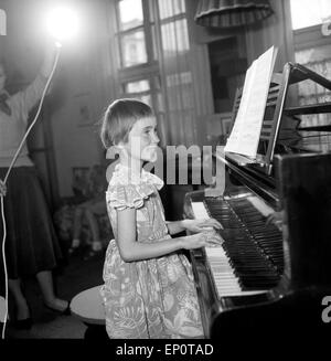 Ein Mädchen spielt une einem Flügel, Hambourg 1956. Une petite fille jouant un grand piano. Banque D'Images