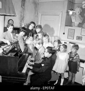 Kinder lernen bei ihrer Klavierlehrerin Klavier spielen, Hambourg 1956. Les enfants apprennent à jouer du piano avec leur enseignant. Banque D'Images