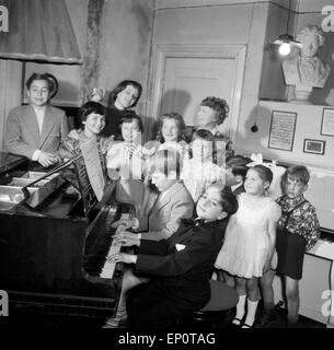 Kinder lernen bei ihrer Klavierlehrerin Klavier spielen, Hambourg 1956. Les enfants apprennent à jouer du piano avec leur enseignant. Banque D'Images