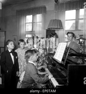 Kinder lernen bei ihrer Klavierlehrerin Klavier spielen, Hambourg 1956. Les enfants apprennent à jouer du piano avec leur enseignant. Banque D'Images