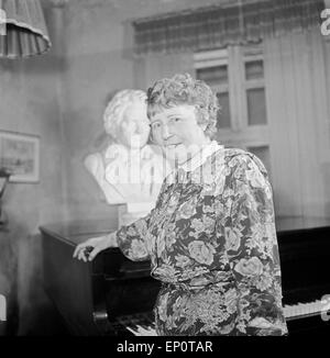 Un Klavierlehrerin eine in Ihrem Flügel, Hambourg 1956. Un pianio avec son professeur de piano. Banque D'Images