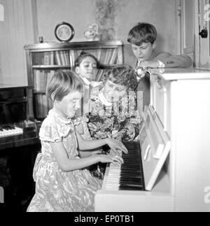 Kinder lernen bei ihrer Klavierlehrerin Klavier spielen, Hambourg 1956. Les enfants apprennent à jouer du piano avec leur enseignant. Banque D'Images