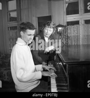 Ein junger Mann spielt une einem Flügel, Hambourg 1956. Un jeune homme jouant un grand piano. Banque D'Images